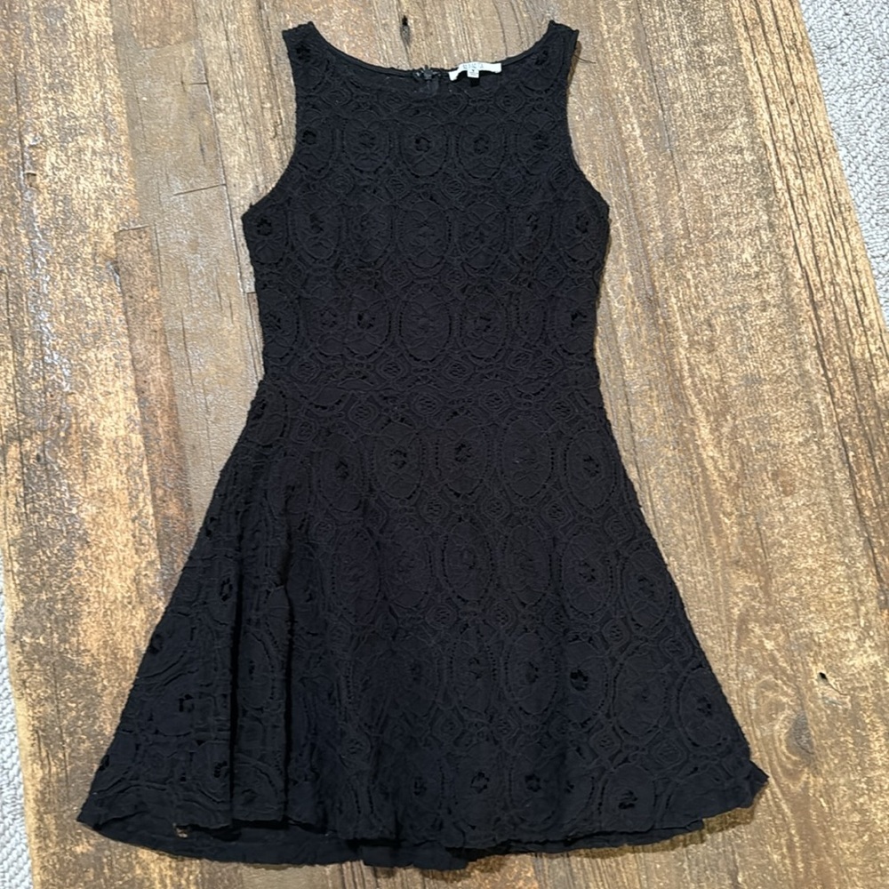 BB‎ Dakota Black Lace Sleeveless Dress